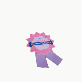 Pink starburst birthday badge with purple ribbons, reading 'Soy la cumpleañera' (I'm the birthday girl).